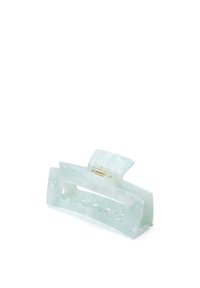 En genomskinlig grön hårklämma av akryl, med en rektangulär form och rundade kanter samt horisontella spår för grepp.