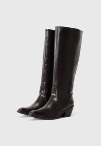 Bottes en cuir marron à hauteur de genou avec une finition brillante, des pointes effilées et un petit talon carré ; design épuré avec une texture lisse et des coutures minimales.