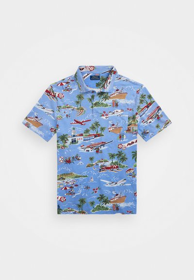 Camisa polo de manga curta em azul claro, apresentando um padrão tropical com barcos, palmeiras e cenas de praia. Confeccionada em tecido leve.