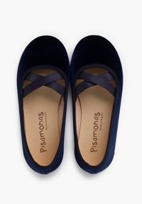 Bailarinas de terciopelo azul marino con punta redonda, diseño de tiras cruzadas y plantilla en marrón claro con texto de marca impreso. Textura suave.