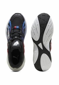 Sorte atletiske sneakers med blå og røde accenter, overdel i mesh og syntetisk materiale, teksturerede såler med et karakteristisk mønster og logo.