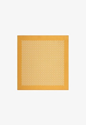 Żółta prostokątna podkładka pod talerz z białym geometrycznym wzorem w małe kwadraty i okręgi, wykonana z teksturowanego, trwałego materiału.