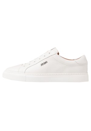 Białe skórzane niskie sneakersy z białymi sznurowadłami, płaską podeszwą i srebrnym logo "Joop!" z boku.