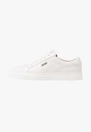 Białe skórzane niskie sneakersy z białymi sznurowadłami, płaską podeszwą i srebrnym logo "Joop!" z boku.