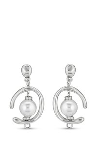Pendientes de plata con una gran perla blanca suspendida dentro de un marco abstracto de plata curvado, con postes de botón redondeados.