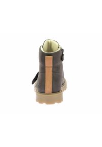 Stivaletto alla caviglia grigio scuro con un accento in pelle color cuoio sul retro, tomaia dalla texture liscia e suola robusta, con chiusura laterale a cerniera.