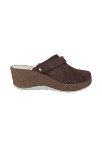 Zoccoli a zeppa in suede marrone con superficie testurizzata, decorazioni circolari e suola simile al sughero. Cinturino regolabile per la vestibilità.