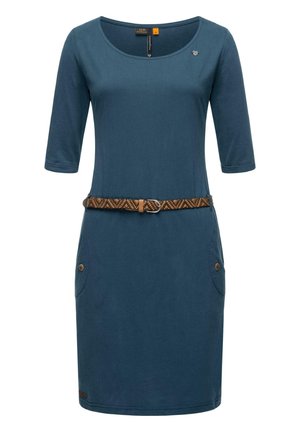 Robe bleue à manches courtes en mélange de coton, avec un décolleté en scoop, deux poches latérales avec des accents de boutons, et une ceinture tressée marron.