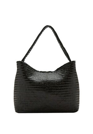 Bolso de hombro de cuero negro tejido con una sola asa trenzada y una forma rectangular suave y redondeada.