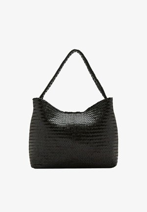 Bolso de hombro de cuero negro tejido con una sola asa trenzada y una forma rectangular suave y redondeada.