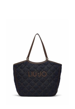 Borsa tote trapuntata in denim blu scuro con manici e rifiniture in pelle marrone, con il nome del marchio "LIU·JO" sul davanti.