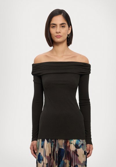 Haut noir sans épaules à manches longues, en tissu doux. Il présente un décolleté drapé et une silhouette ajustée.