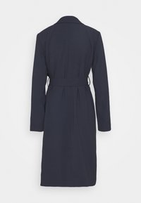 Cappotto lungo blu navy scuro con cintura in vita, maniche lunghe e delicate pieghe, mostrato da dietro su uno sfondo bianco.