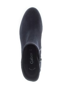 Bottine cheville en suede noir avec une texture lisse, fermeture éclair, bout rond, et une semelle intérieure rembourrée portant la marque "Gabor" à l'intérieur.