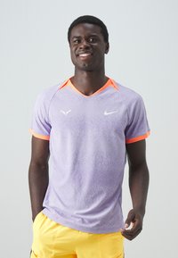Nike Performance RAFA - Sportovní tričko - lilac bloom/bright mango/white
