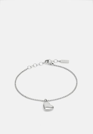 Silberne Kettenarmband mit einem glatten, herzförmigen Charme mit polierter Oberfläche und einem kleinen gravierten Anhänger.