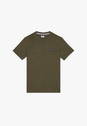 Olivovo zelené tričko s krátkym rukávom vyrobené z bavlny, s okrúhlym výstrihom a malou čiernou nášivkou na ľavej strane hrude.