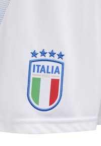 Biała koszulka sportowa z haftowanym herbem z napisem "ITALIA", trzema niebieskimi gwiazdami powyżej oraz pionowym pasem w kolorach zielonym, białym i czerwonym.