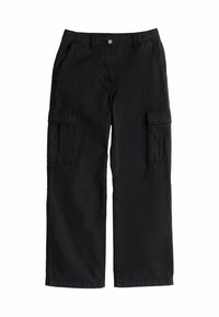Pantalones cargo negros de tela ligera, con piernas anchas, bolsillos frontales y dos grandes bolsillos laterales.