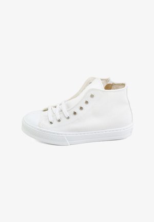Zapatilla deportiva alta de lona blanca con cordones blancos, ojales metálicos, puntera de goma y suela plana de goma, vista de lado.
