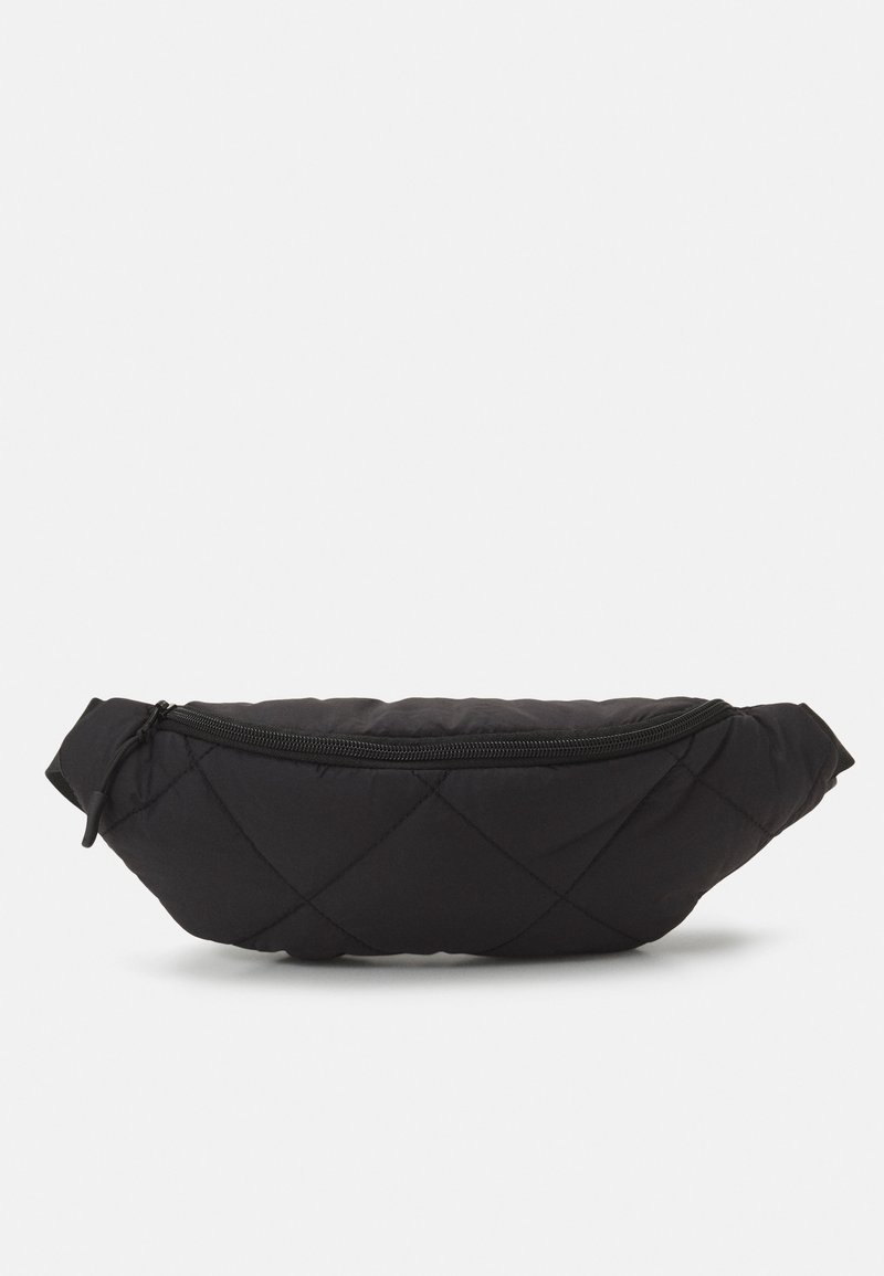 Sac banane noir matelassé avec fermeture éclair à l'avant et une sangle ajustable, conçu pour un port mains libres.