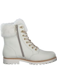 Botín de cuero blanco con un cuello de peluche sintético, cremallera lateral, ojales en tono dorado y cordones beige con una suela texturizada.