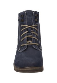Granatowe skórzane botki za kostkę z beżowymi sznurówkami, kontrastowym przeszyciem oraz kwadratowymi metalowymi akcentami na oczkach. Okrągły czubek i płaska podeszwa.