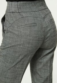 Grijze geruite broek met een gladde textuur, voorzien van een hoge tailleband, zijzakken en een enkele achterzak.