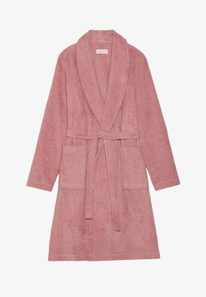 Roupa de banho em felpa rosa com gola de xale, faixa na cintura e dois bolsos frontais. Textura suave e corte médio para maior conforto.