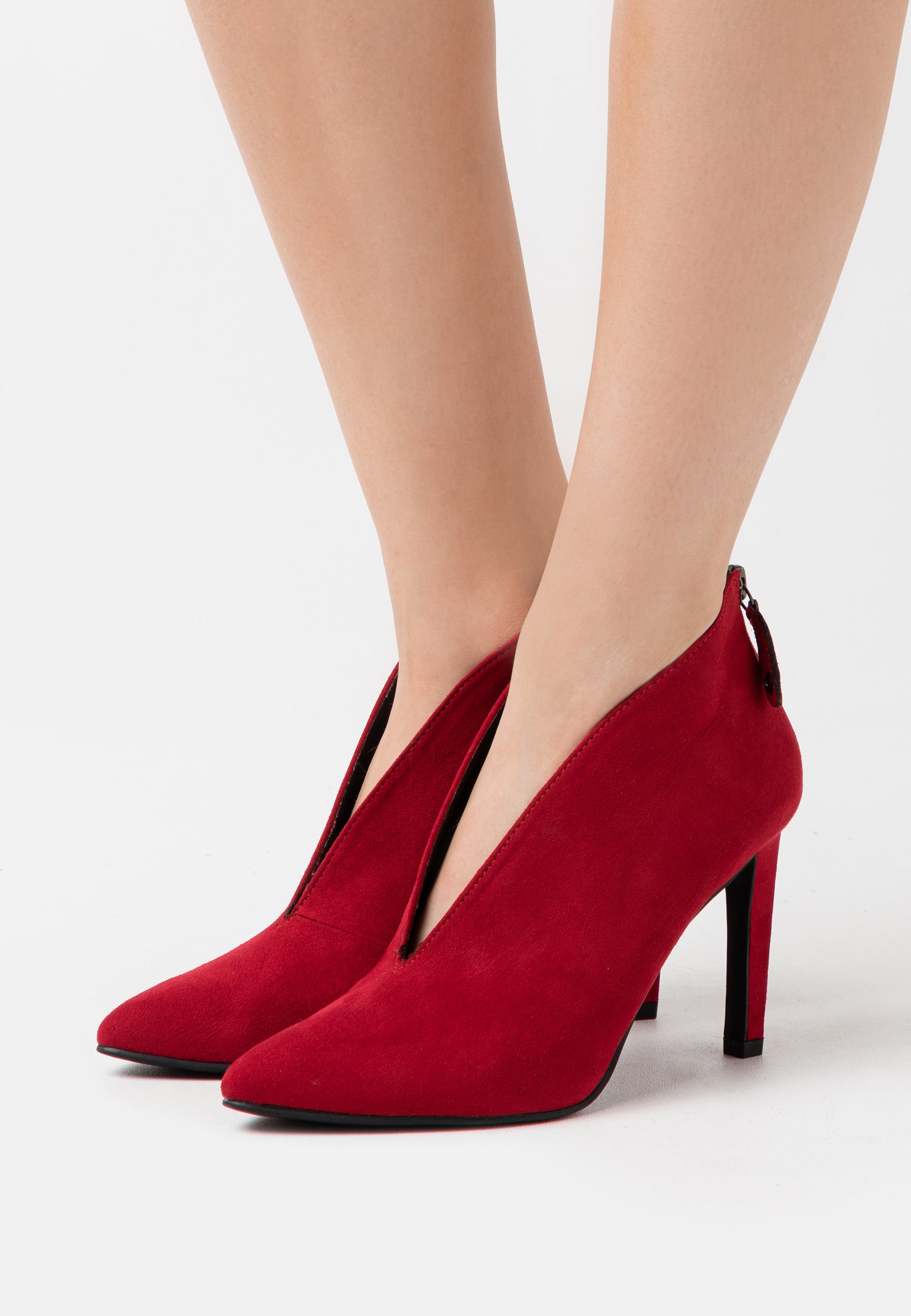 Enkellaarsjes met hoge hak red Enkellaarsjes met hoge hak red