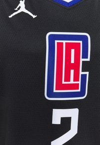 Musta urheilupaita, jossa on näkyvä valkoinen Jumpman-logo ja punainen sekä sininen "LA" -grafiikka. Numero 7 on esillä valkoisena.