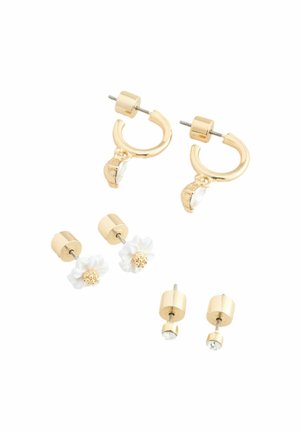 Guldtonede hoop øreringe med klare sten samt to sæt blomster- og cylindrisk stud øreringe i hvid og guld. I alt fire dele.