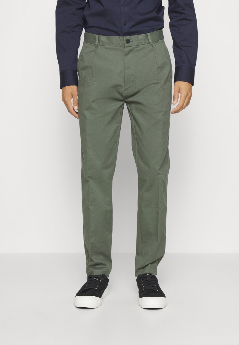 Calvin Klein - MODERN TAPERED PLEAT - Stoffhose - thyme, Vergrößern