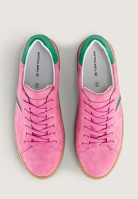 Rosa mockaskor med gröna detaljer, rund tå, platt gummisula och snörningsdesign med perforerade detaljer på sidorna.