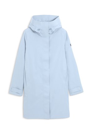 Imperméable bleu clair jusqu'aux genoux avec un col montant, une capuche fixée par deux boutons, des manches longues avec des poignets ajustables, et des poches frontales.