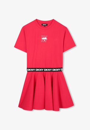 Roze t-shirt jurk met korte mouwen, elastische zwarte tailleband met 'DKNY' logo, uitlopende rokontwerp en een zachte stoftextuur.