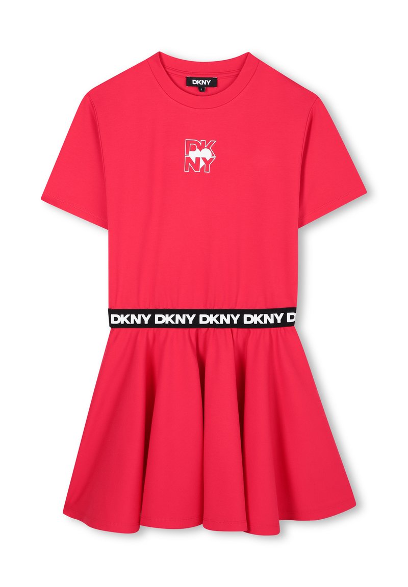 Robe t-shirt rose à manches courtes, ceinture élastique noire arborant le logo "DKNY", design à jupe évasée et texture de tissu lisse.