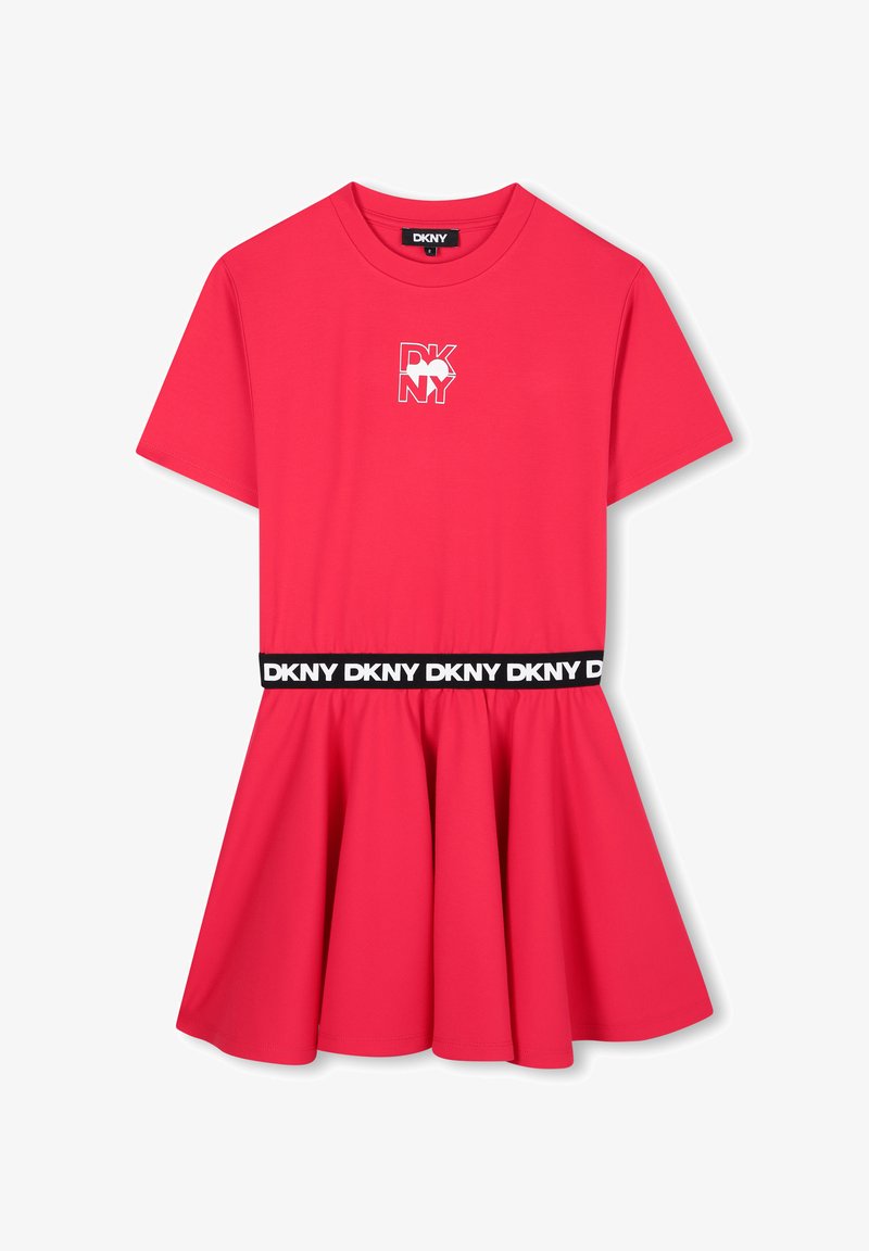 Robe t-shirt rose à manches courtes, ceinture élastique noire arborant le logo "DKNY", design à jupe évasée et texture de tissu lisse.