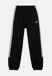 Pantalones deportivos negros con cintura elástica. Presentan franjas laterales grises y un pequeño logo blanco en el muslo izquierdo. Tejido suave y ajuste entallado.