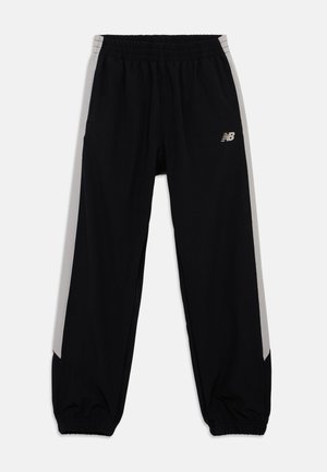 Zwarte trainingsbroek met elastische tailleband. Voorzien van grijze zijstrepen en een klein wit logo op de linker dij. Zachte stof en een taps toelopende pasvorm.