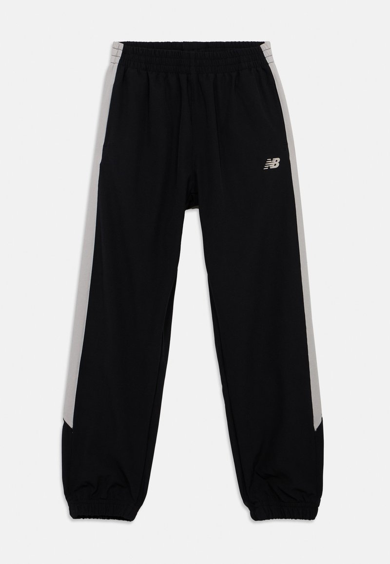 Pantalones deportivos negros con cintura elástica. Presentan franjas laterales grises y un pequeño logo blanco en el muslo izquierdo. Tejido suave y ajuste entallado.