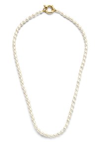 Collier de perles composé de petites perles blanches de forme irrégulière enfilées ensemble, maintenues par un fermoir circulaire en or.