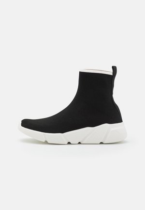 Sort høj-top sok-sneaker med strækbar stofoverdel og tyk hvid tekstureret sål, vist i sideprofil på hvid baggrund.