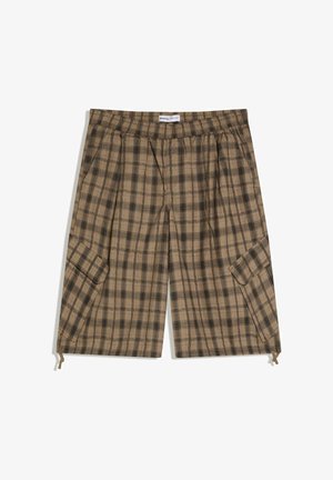 Pantaloncini cargo a quadri marroni e neri con vita elastica e tasche con patta sui lati, distesi su sfondo bianco.