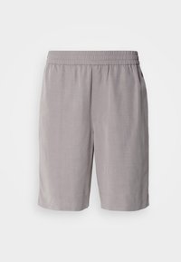 Shorts unis gris clair à taille élastique, coupe longueur genou, tissu lisse et poches latérales sur fond blanc.