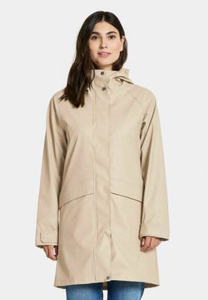 Beige vattentät regnjacka med huva, featuring en framsidans dragkedja, två stora framfickor och justerbara muddar. Slät textur och avslappnad passform.