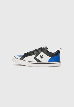 Mustmust, valge ja sinine madal sneaker, mis sisaldab kummist tallat, tekstuuriga nahast detaile, tähe embleemi ja kontrastset värvipaneeli.