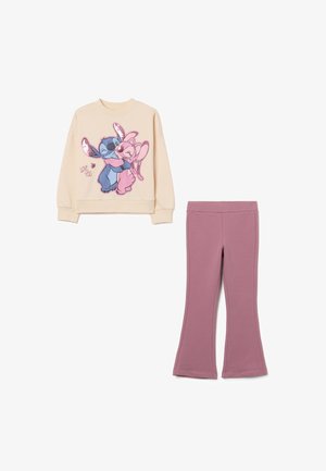 Sudadera color crema con un gráfico de dos personajes de dibujos animados, texto "Te Quiero", combinada con pantalones de campana sólidos en color malva. Ambos hechos de tela suave.