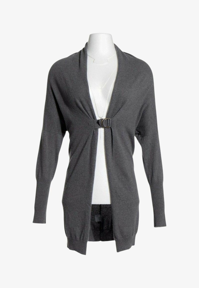 Cardigan gris foncé à manches longues avec fermeture à boucle sur le devant, présenté sur un buste de mannequin blanc sur fond blanc.