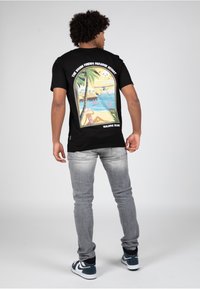 Wrong Friends MALDIVES  - Triko s potiskem - black